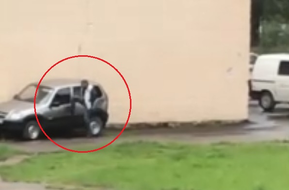 "После этого и пропадают люди": ярославцы сняли на видео автовандала в Брагино