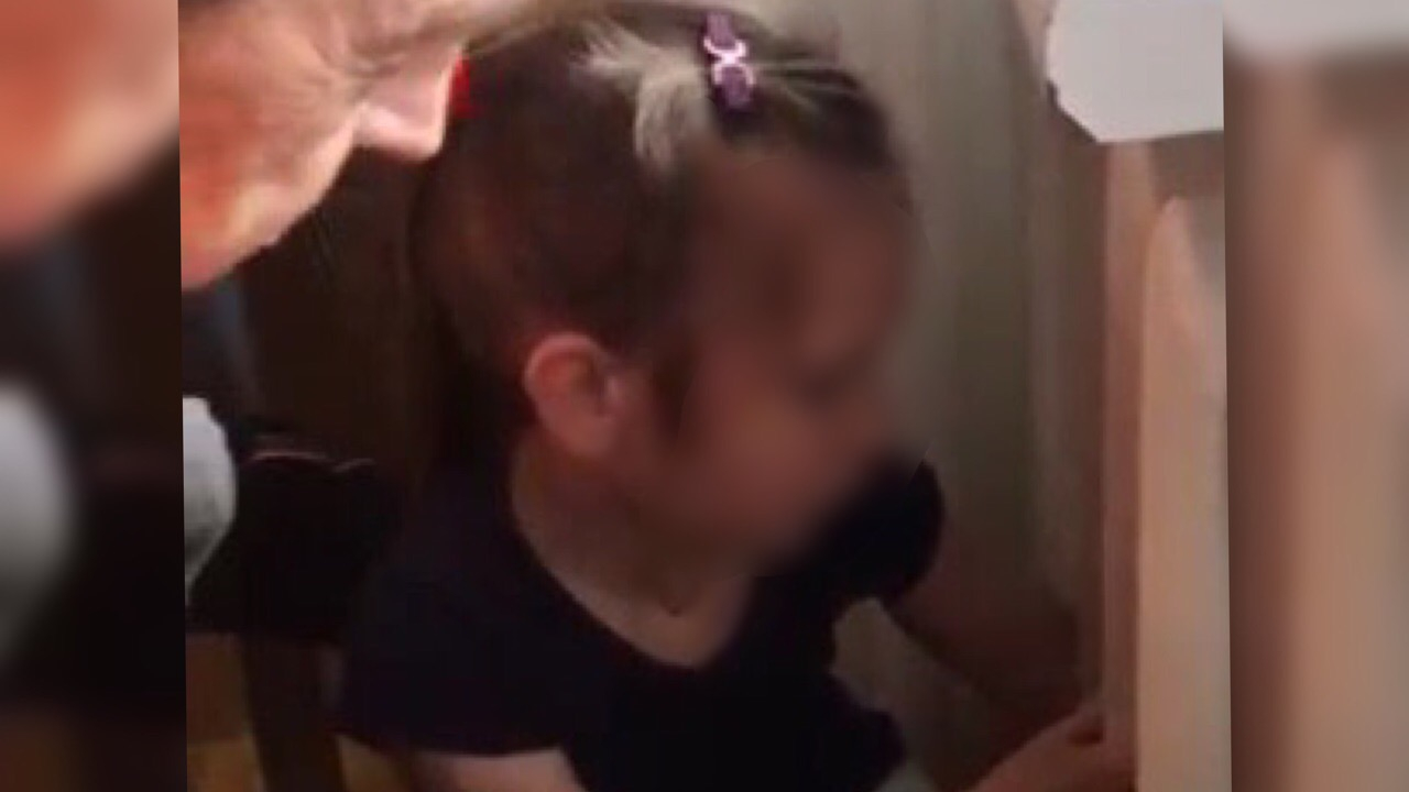 Рука застряла по локоть: малышку в Ярославле вызволили из "домашнего капкана"