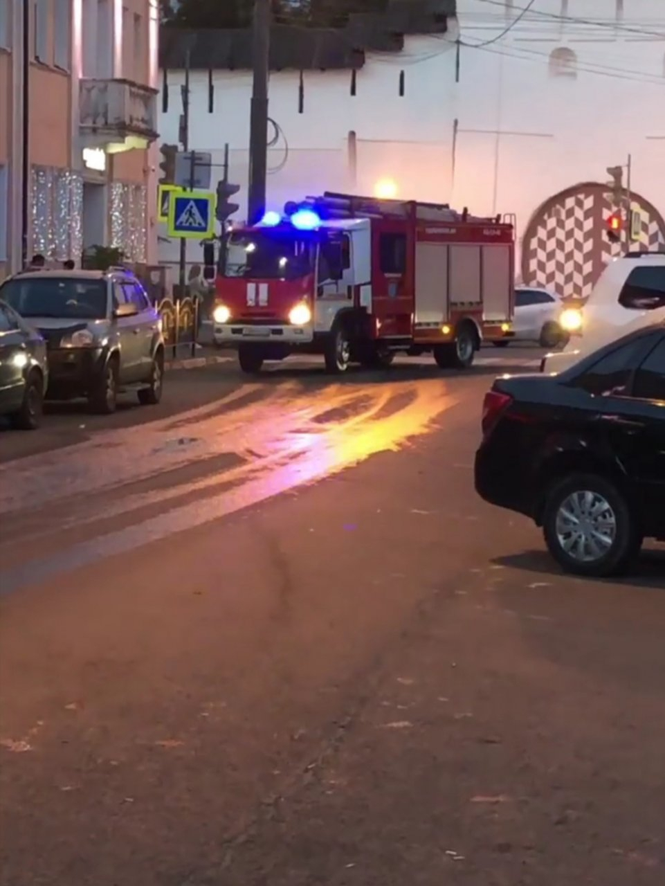 Эвакуировали прямо с танцпола: происшествие в известном баре Ярославля