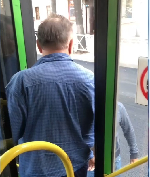"Я тебя могу перевернуть вдоль и поперек": дорожник и водитель автобуса устроили разборку в Ярославле