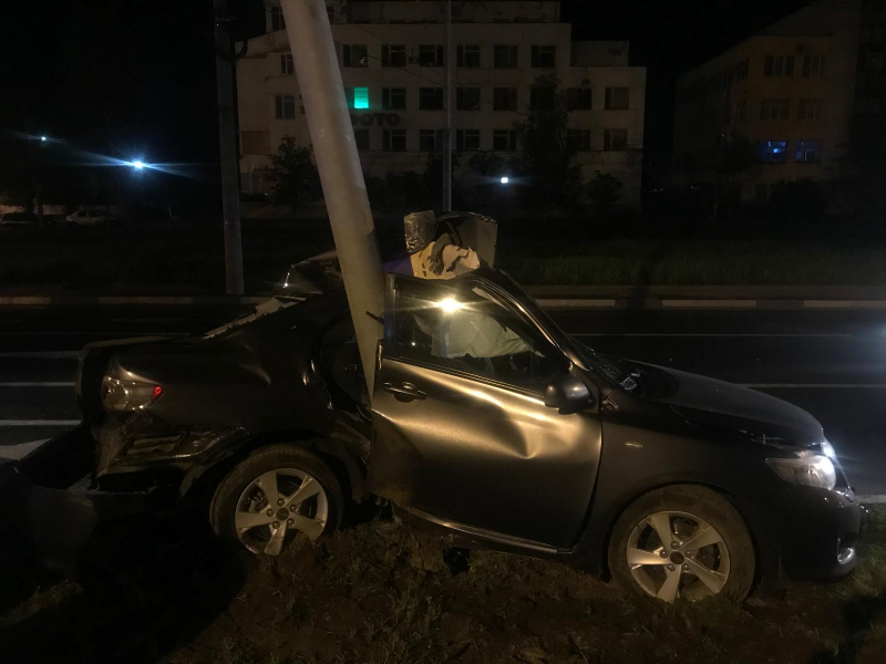 "Согнуло в подкову": иномарка столкнулась со столбом в Ярославле