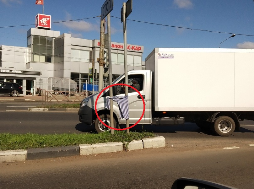 Тельняшки сберегут от ДТП: водителей удивили "новые" дорожные знаки в Ярославле