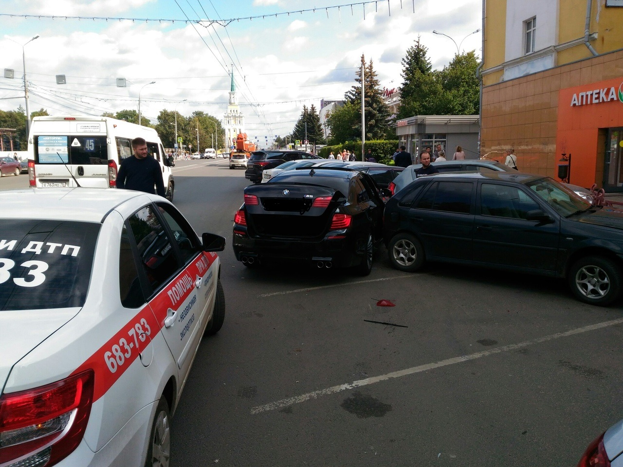 BMW протаранила шесть машин у кафе в центре Ярославля
