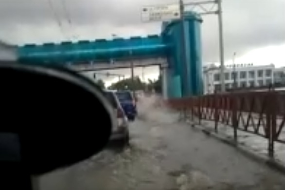 "Волны поднимались": в Ярославле целый проспект ушел под воду