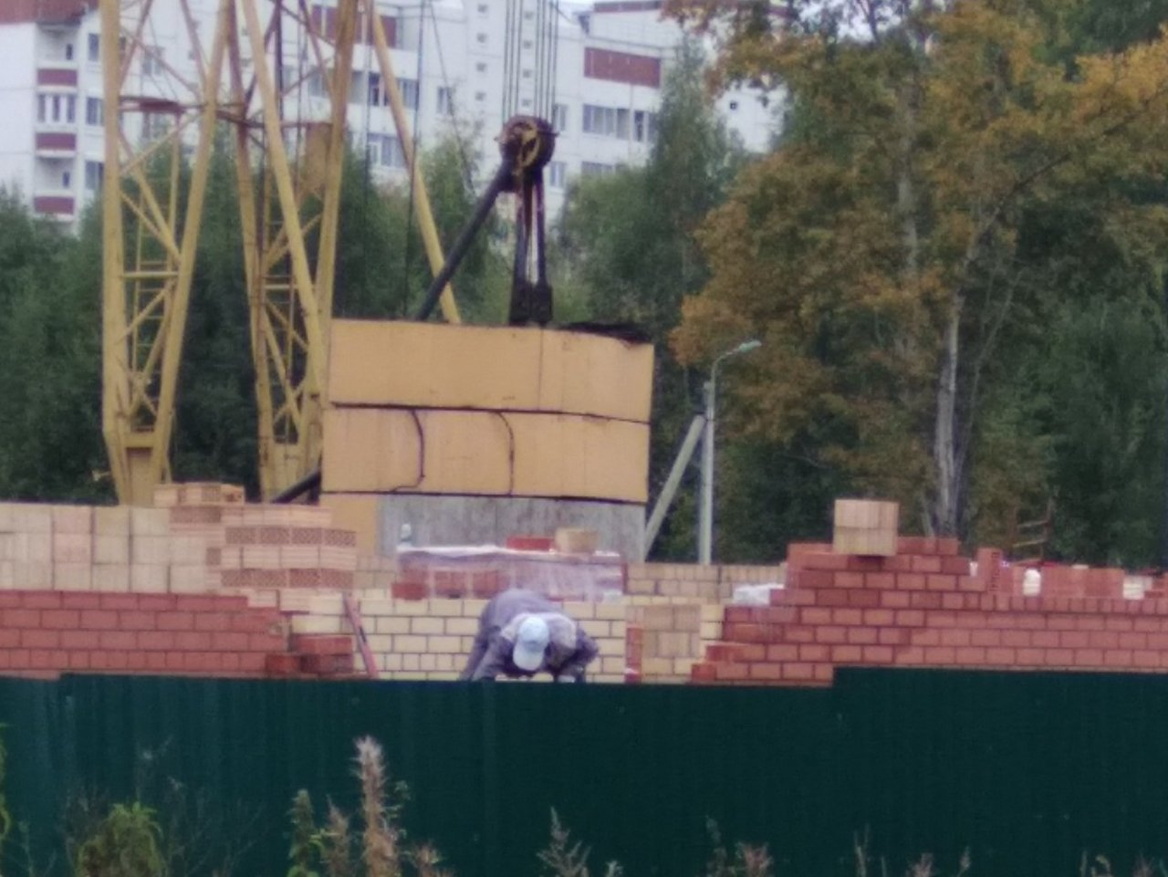 "Еле разбежаться успели": строительный кран сломался на глазах у ярославцев