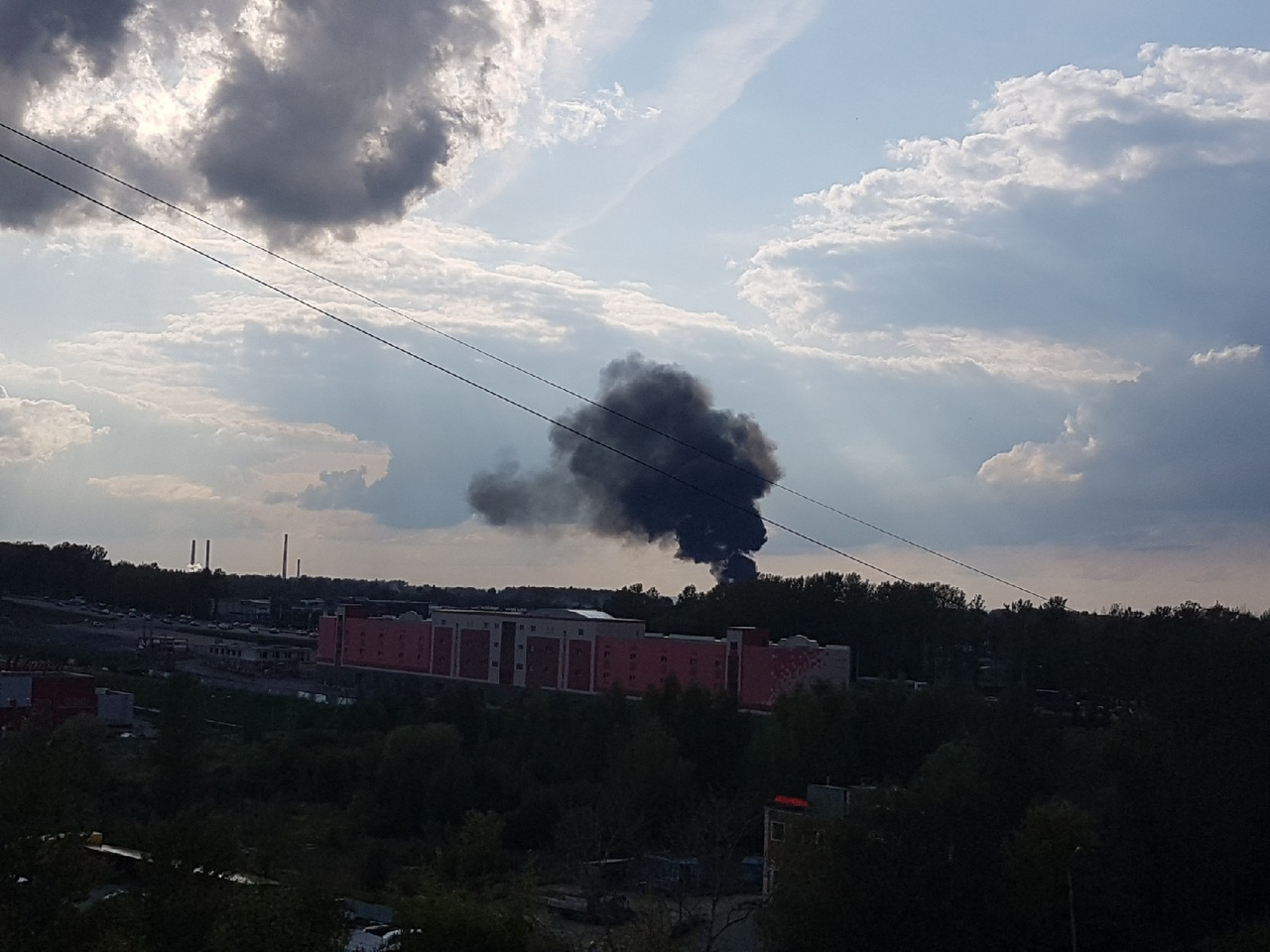 Черный столб дыма: бензовоз взорвался в Ярославле