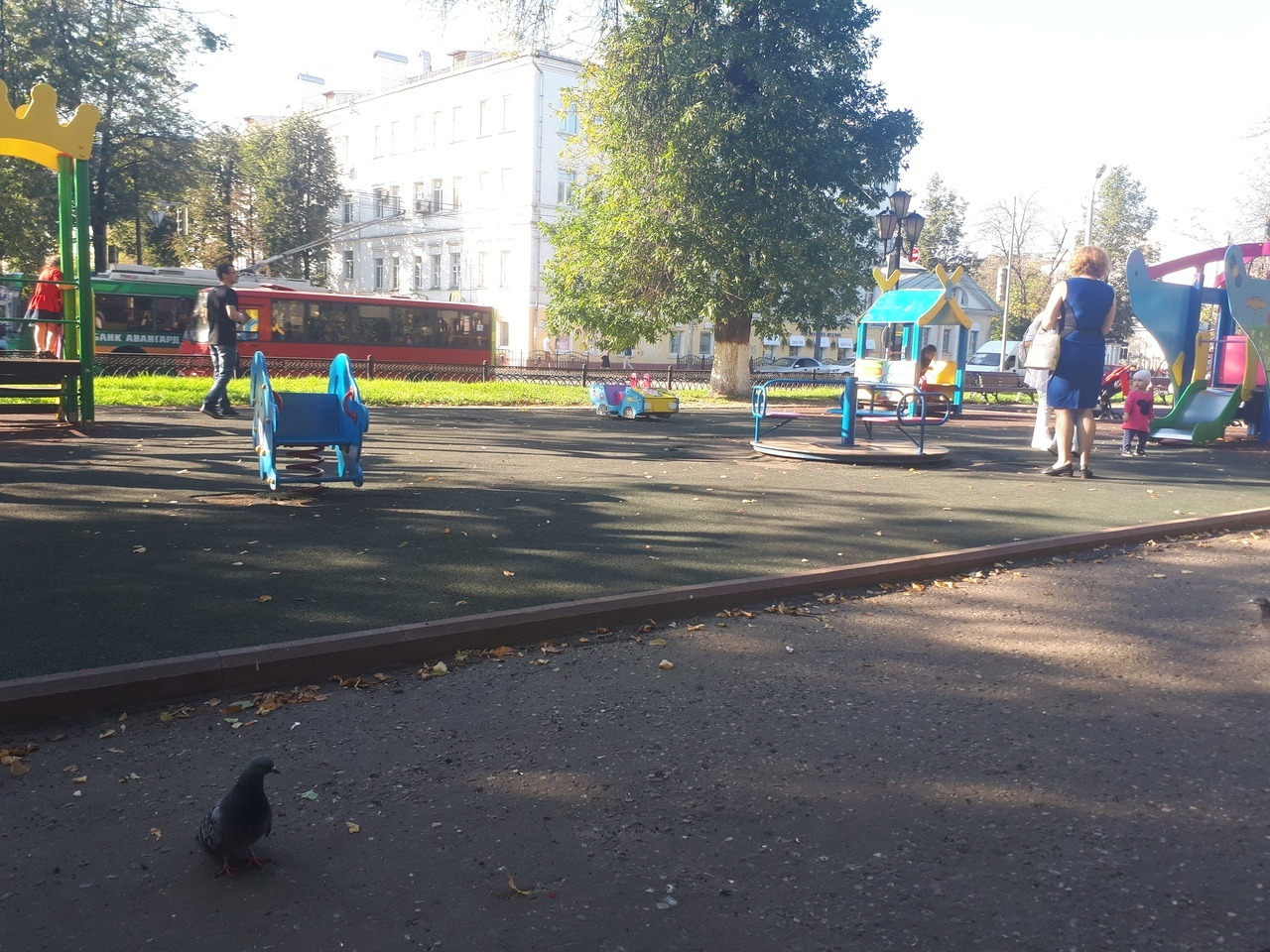 «Грязные памперсы в кустах»: ярославцы требуют снести детские площадки