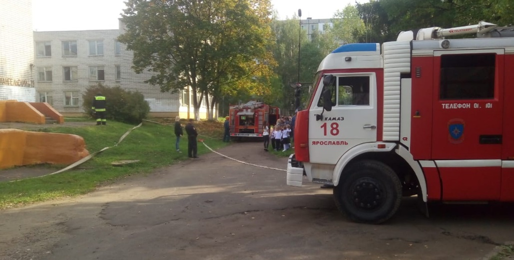 500 малышей выбежали на улицу: в Ярославле загорелась школа