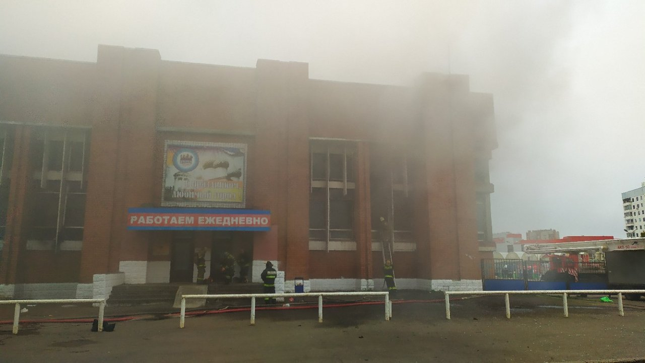 "Едкий дым с запахом пластика": здание крупного рынка горит в Ярославле. Видео