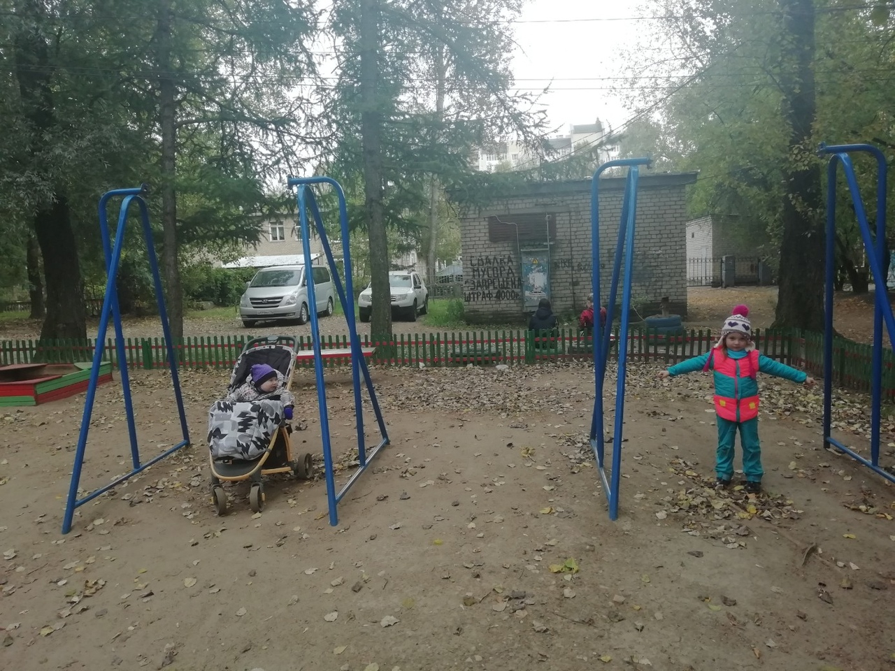 "Их приняли за алкашей": ночью в Ярославле исчезла детская площадка