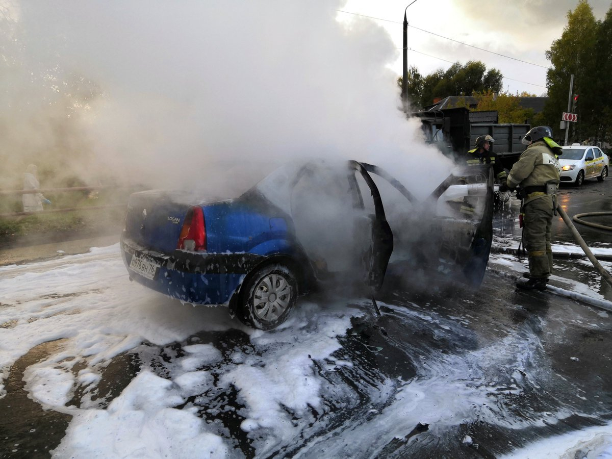 Вспыхнул за секунды: автомобиль загорелся на дороге в Рыбинске. Видео