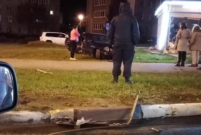 «Машина снесла цветочный ларек»: толпа людей собралась на месте ночного ДТП в Ярославле
