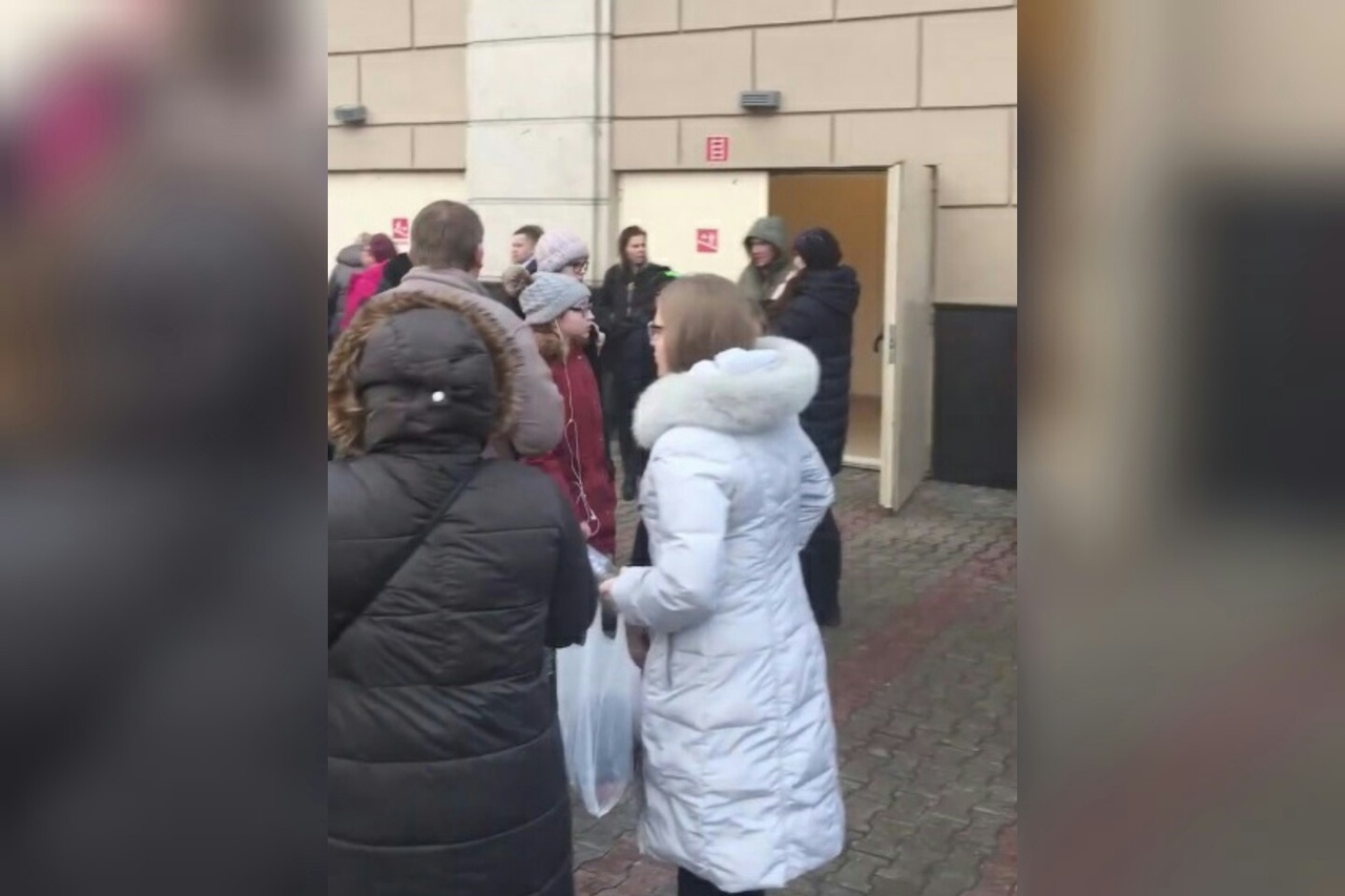 Всех вывели на улицу: в Ярославле эвакуировали крупный торговый центр