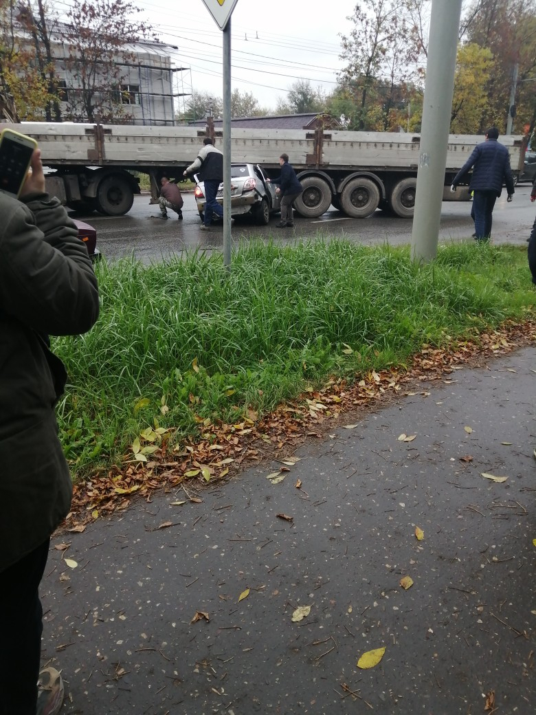 Лежал в сознании с пробитой головой: в Ярославле легковушка "влетела" под грузовик