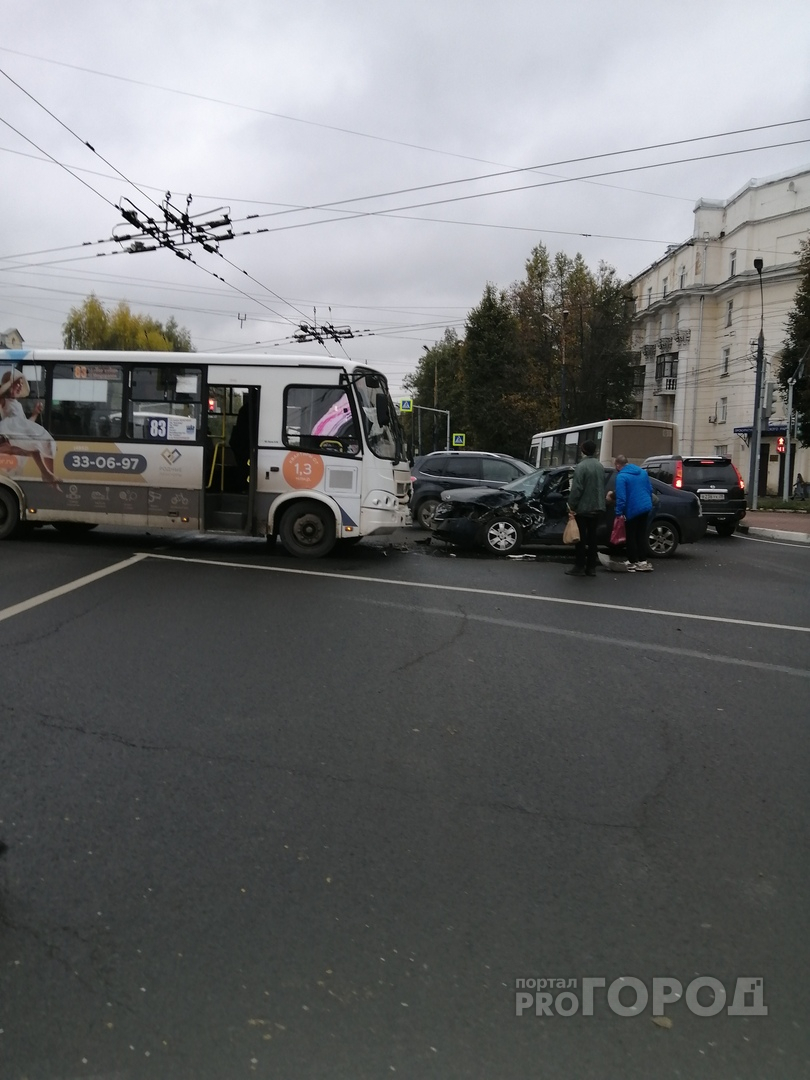 Пассажиры слетели с мест: маршрутка столкнулась с авто в Ярославле
