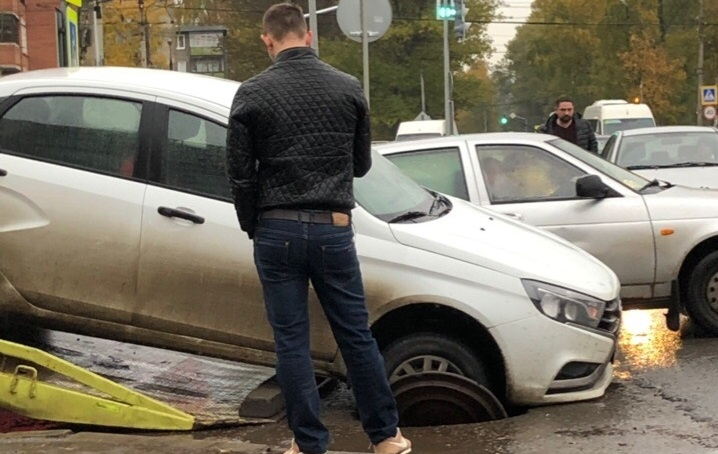 "Пусть предъявит властям": авто провалилось в люк в Ярославле