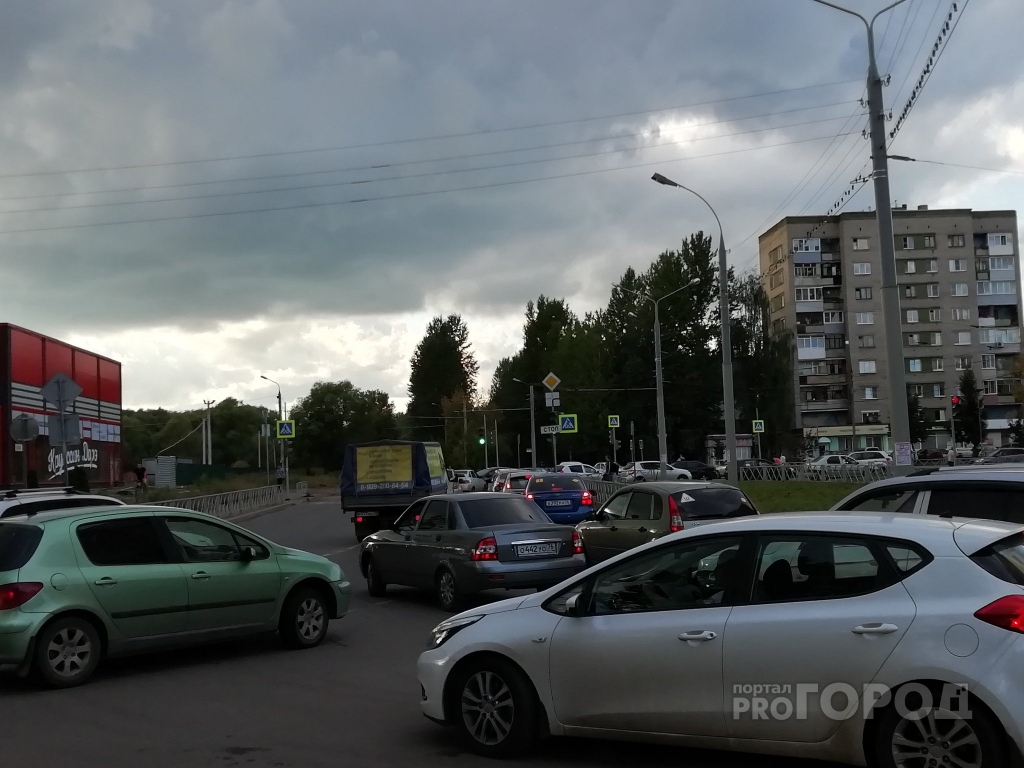 Скорая рванула по рельсам: ярославцам рассказали, когда закончится "дорожный ад" в Брагино