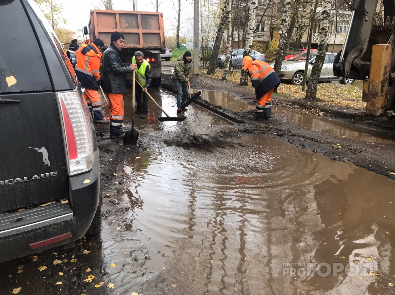 "Это вам подарок": дорожники укладывают асфальт в лужи в Ярославле. Видео