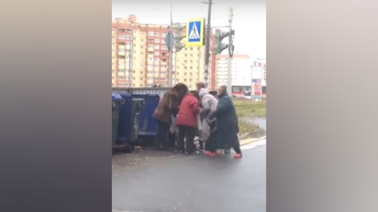 Вшестером в один бак: бабушки дрались за просрочку в Ярославле