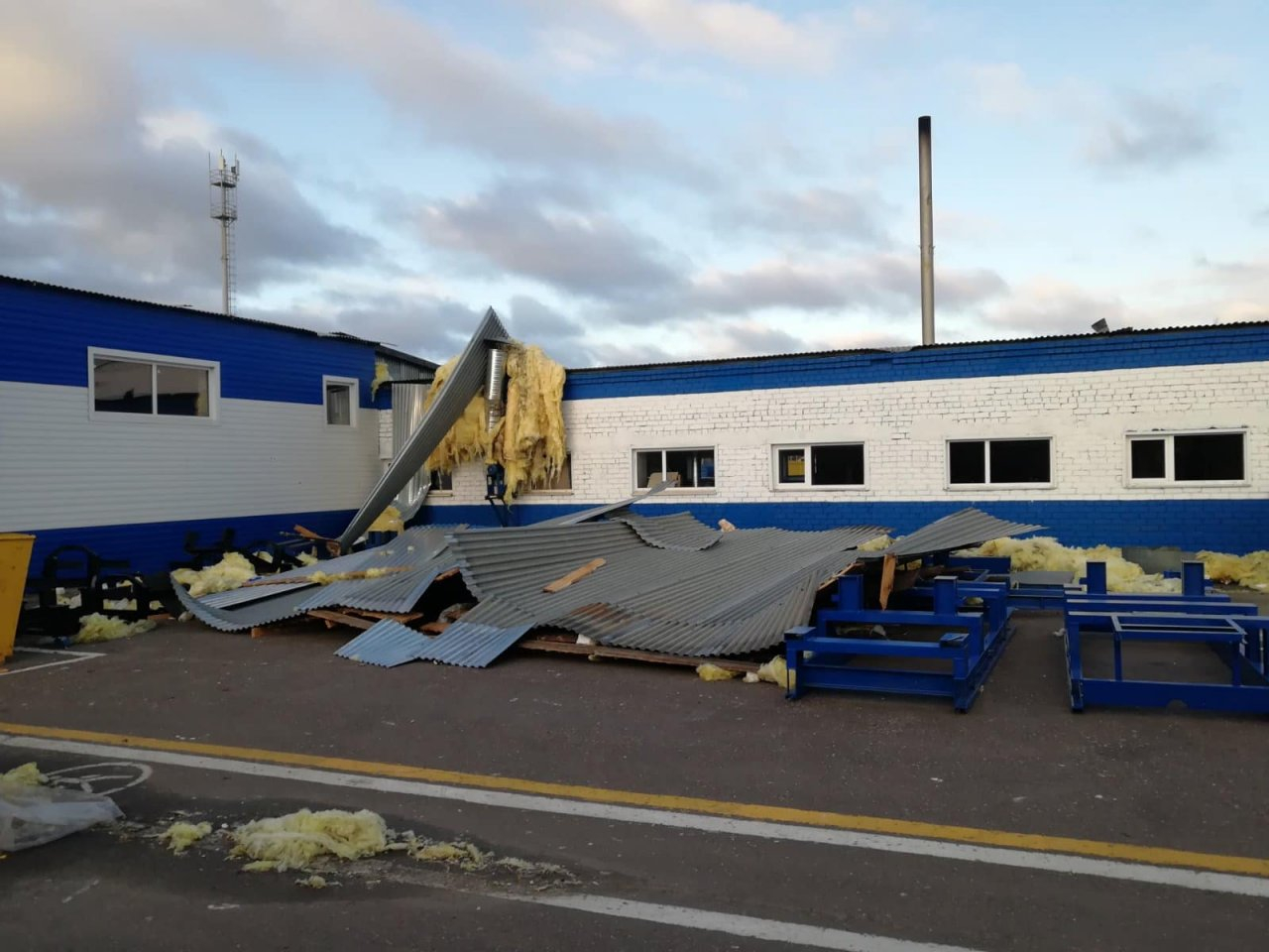 "Это был адский шторм": ураганный ветер сорвал крышу завода в Ярославле. Видео