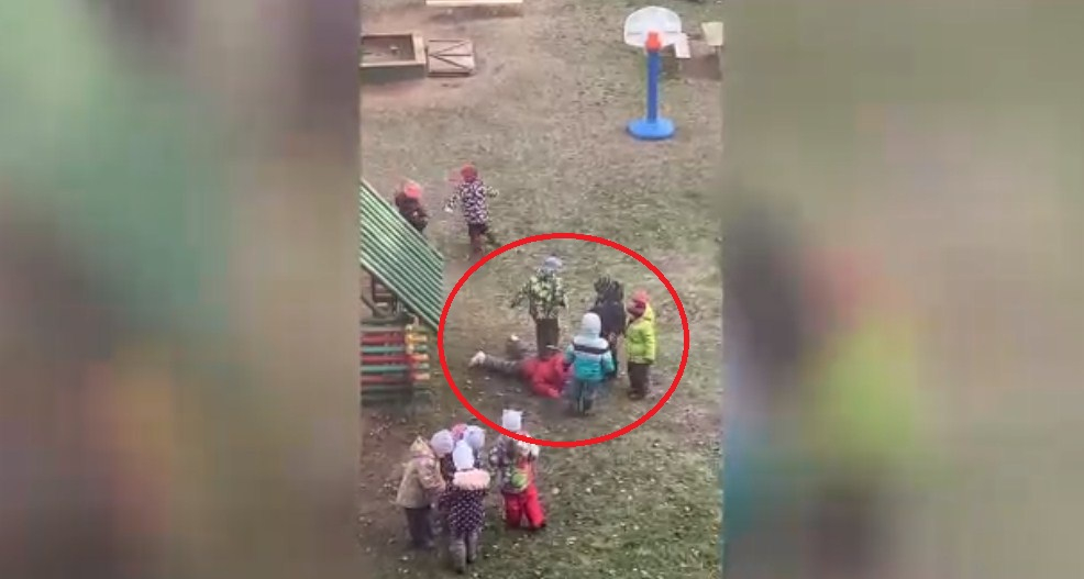 Втаптывают малышку в грязь: инцидент в детском саду шокировал ярославца. Видео