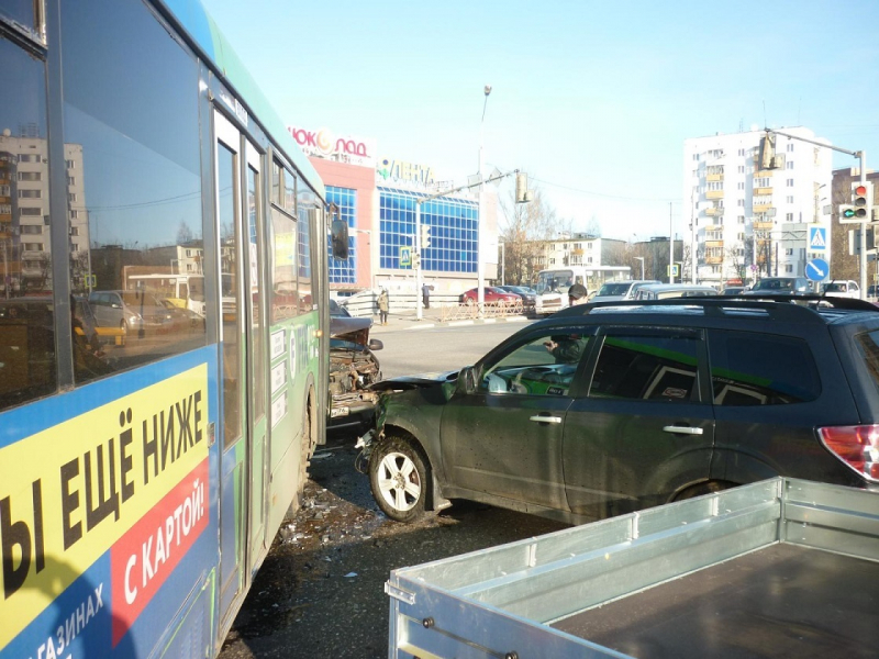 Кузов трещал от удара: в массовом ДТП на Московском пострадала женщина