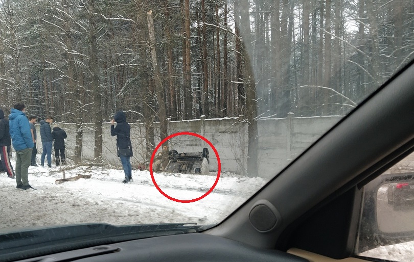 Не спасла зимняя резина: авто по наледи соскочило в кювет в Ярославле