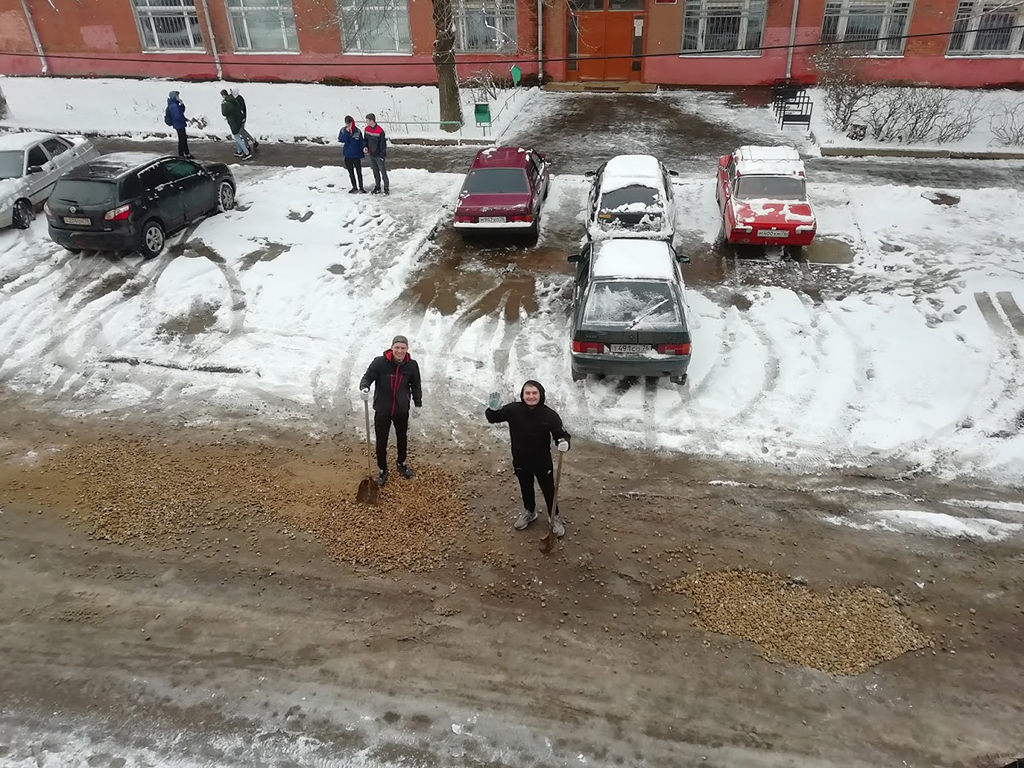 "Не дождались": студенты и педагоги за свой счет вместо властей сделали дорогу в Ярославле