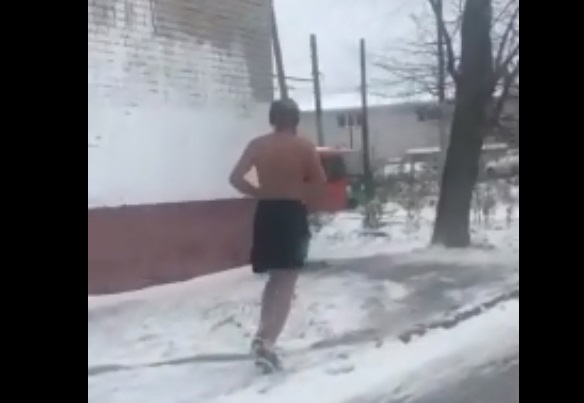 Полуголый мужчина пробежался по улицам Ярославля. Видео