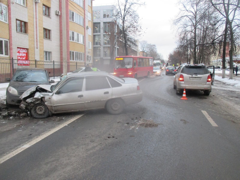 Стонали и пытались выбраться из салона: подробности массовой аварии в Ярославле