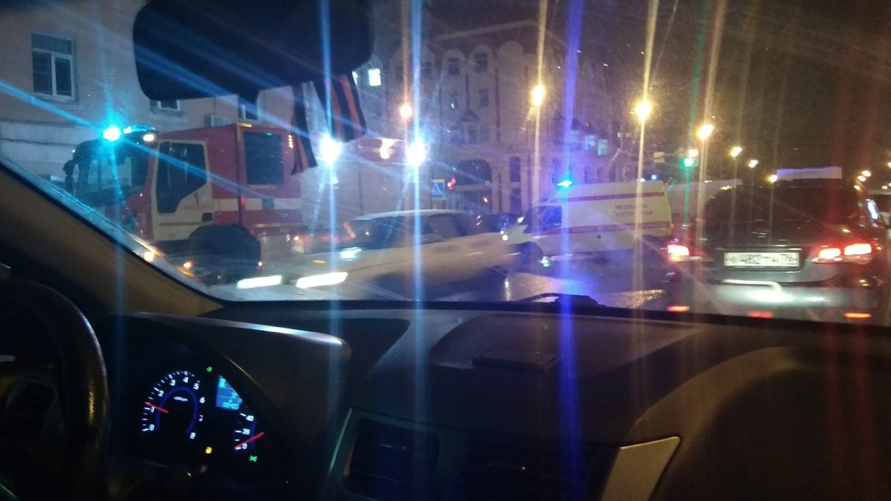 В центре Ярославля легковушка врезалась в здание: фото с места аварии