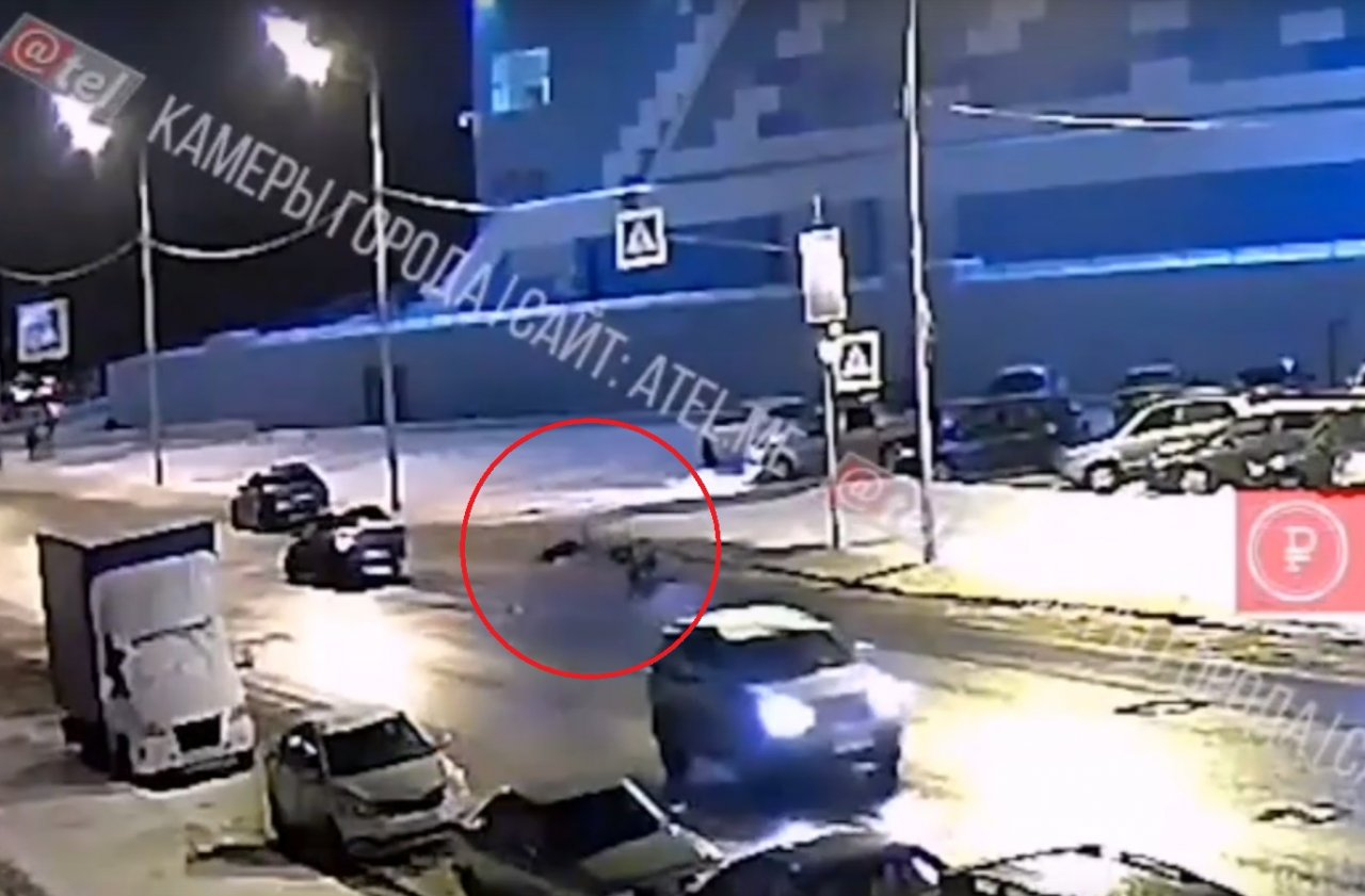 "Начал судорожно тормозить, но поздно": видео жесткой аварии на "зебре" в Рыбинске
