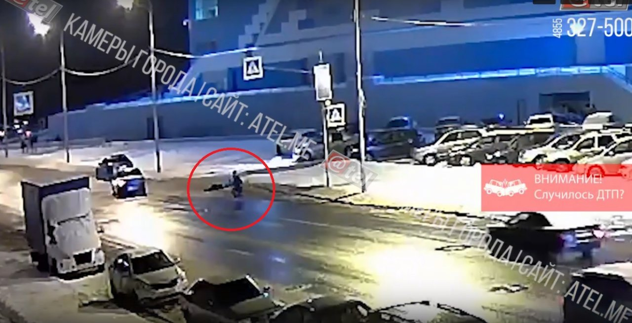 "Их подкинуло в воздухе": водитель на зебре сбил двух пешеходов под Ярославлем. Видео