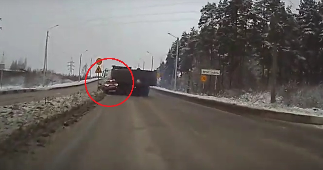 Грузовик сшиб легковушку: видео жесткой аварии из Ярославля