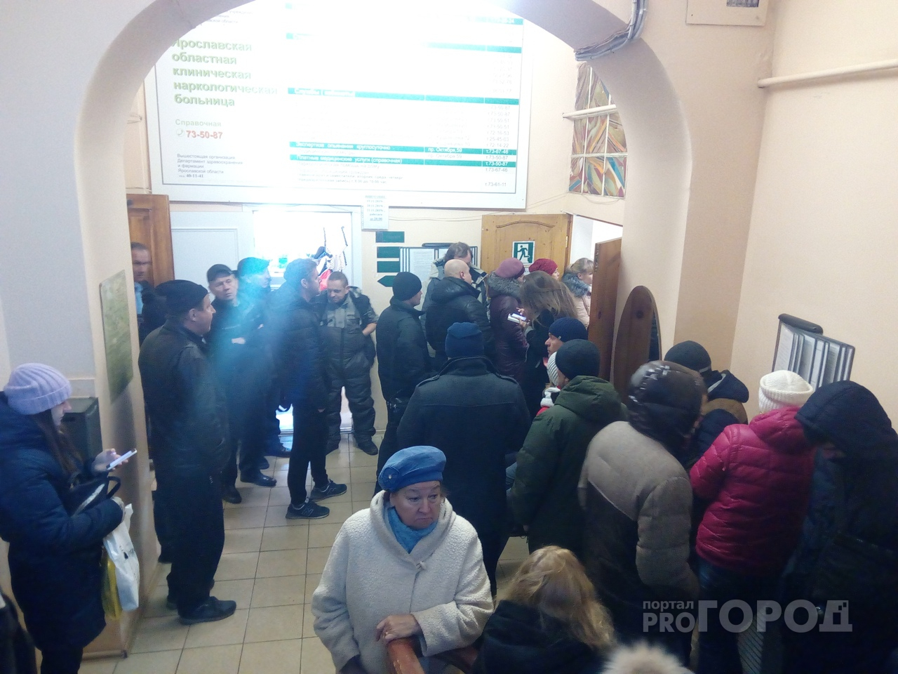 Продают места в очереди: ярославцы из-за справок второй день штурмуют наркологичку