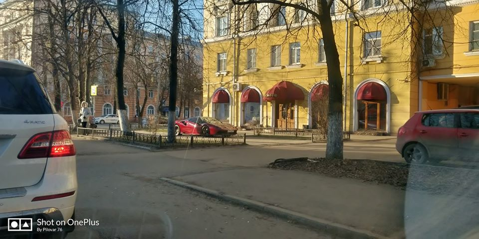 "Ей можно": красный "Феррари" жены депутата припарковался у ресторана в Ярославле