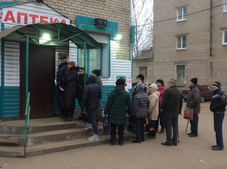 "Упала в обморок": дикие очереди по 400 человек толпятся у аптек Ярославля