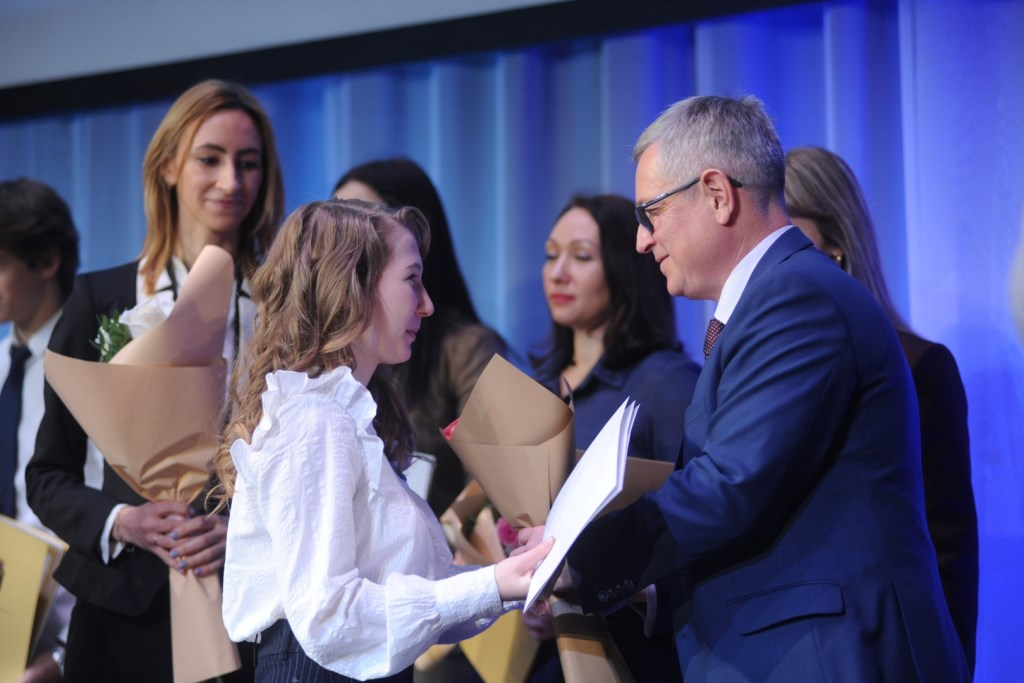 Таланты, достойные награды: 60 одаренных детей награждены губернаторскими стипендиями