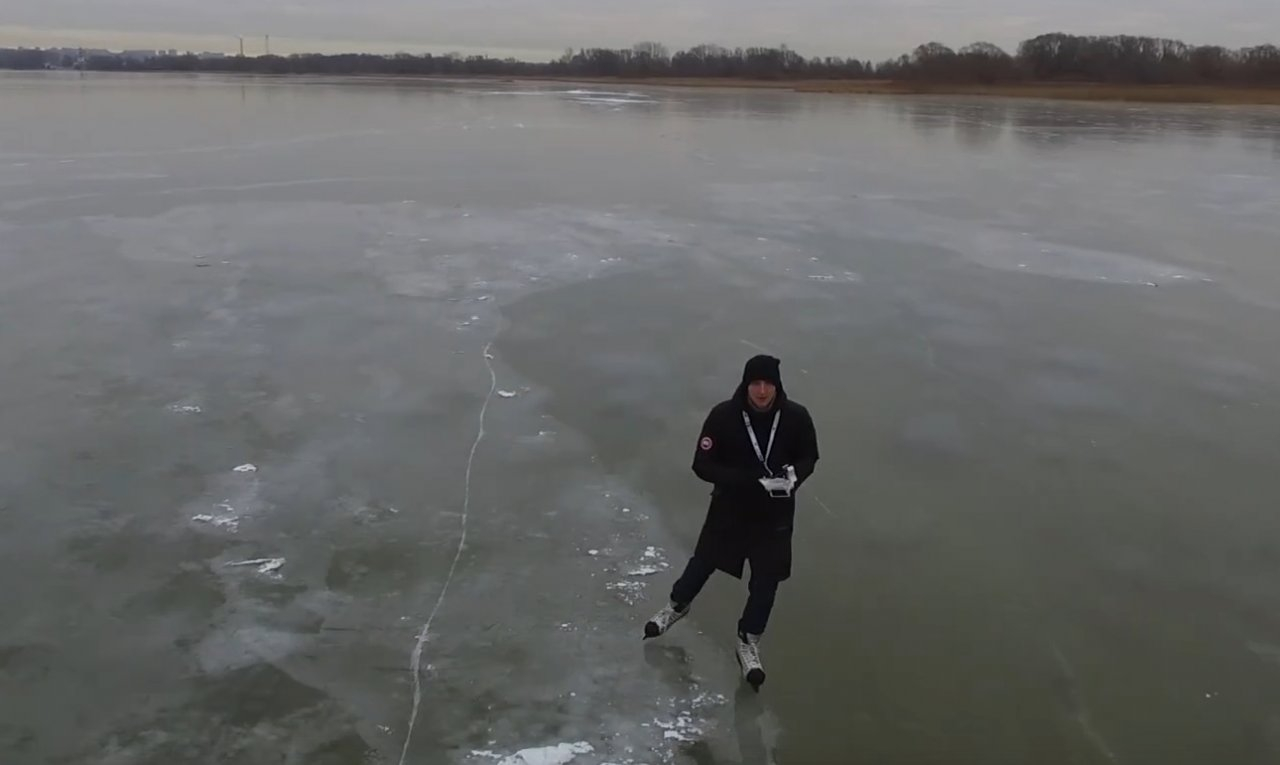 Рыбы уплывали в панике: ярославец снял озеро под прозрачным льдом. Видео
