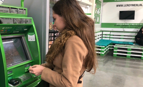 Опасность у банкоматов: рассказали о новом способе мошенничества в Ярославле