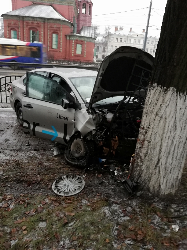 Авто разворотило: подробности аварии на Богоявленской площади. Видео