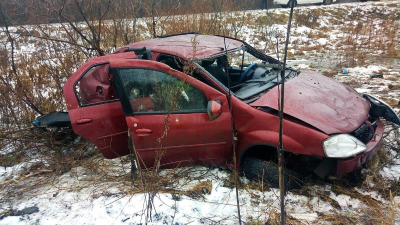 Стонал, усыпанный стеклами: иномарка вылетела с трассы под Ярославлем