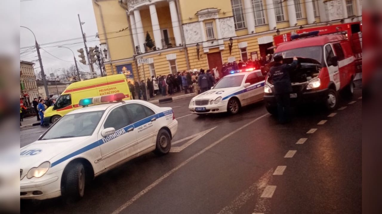 Реанимация, полиция и пожарка у Волковского театра: что произошло