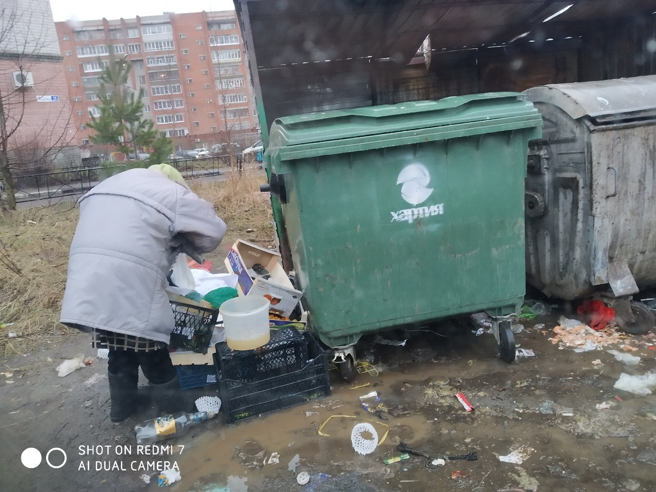 Иди на мусорку. Пенсионеры мусорные баки. Пенсионеры в мусорном баке. Украинские пенсионеры на мусорке.