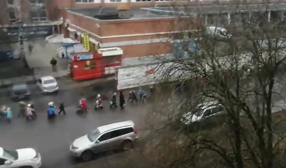 Вывели малышей на дорогу: видео с ярославскими школьниками осудили в сети