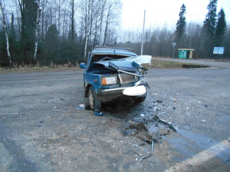 Удар пришелся на водителя: страшные кадры смертельной аварии под Ярославлем