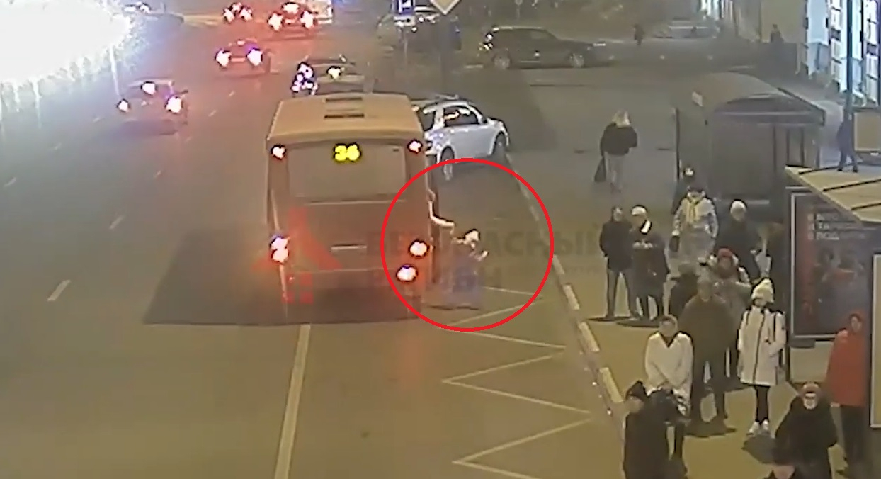 Маршрутка протащила мать с ребенком по дороге: видео ДТП в Ярославле