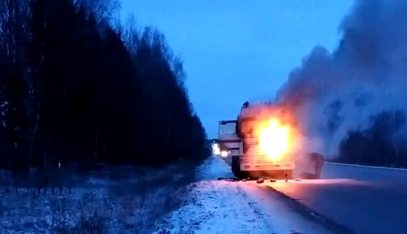 Пламя охватило кабину: видео серьезного ЧП с фурой под Ярославлем