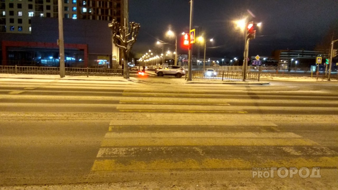 Авто вылетело с дороги и снесло светофор: кадры с места аварии