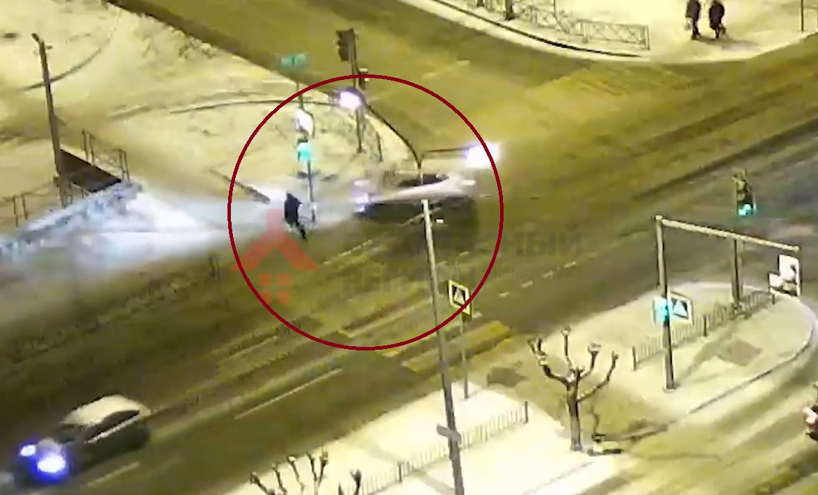 Рухнул под ноги пешехода: авто сбило светофор в Ярославле. Видео